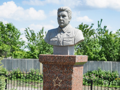 Памятник Василию Михайловичу Виневитину.